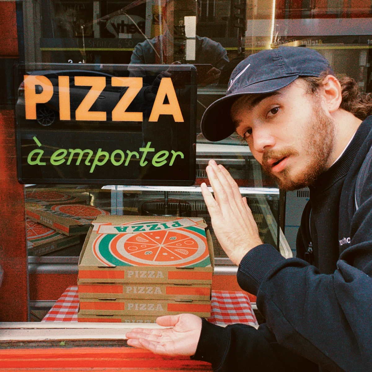 Franck Chabin avec une pizza